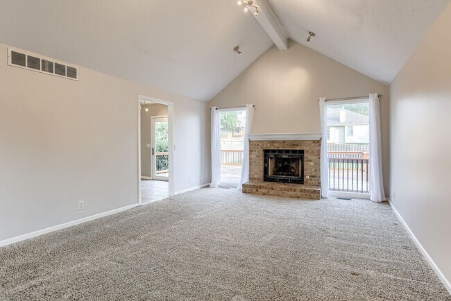 Building Photo - West Omaha Gem!!