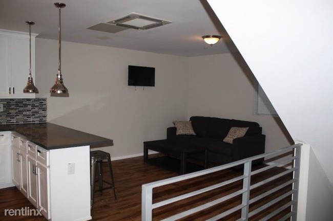 Building Photo - 1168 W 36th Pl
