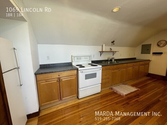 Photo du bâtiment - CHARMING 1 BED/1 BATH UPPER UNIT + UTILITIES