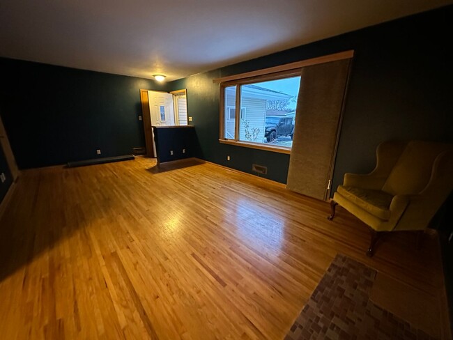 Building Photo - Spacious 3 bedroom 2 bathroom, pet friendl...