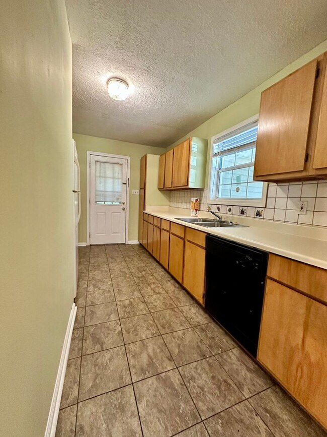 Building Photo - Cute 3 Bedroom Home In South Jackson