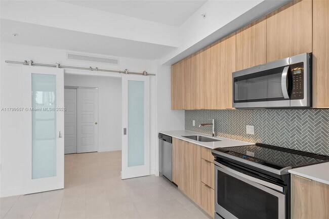 Foto del edificio - 2150 N Bayshore Dr