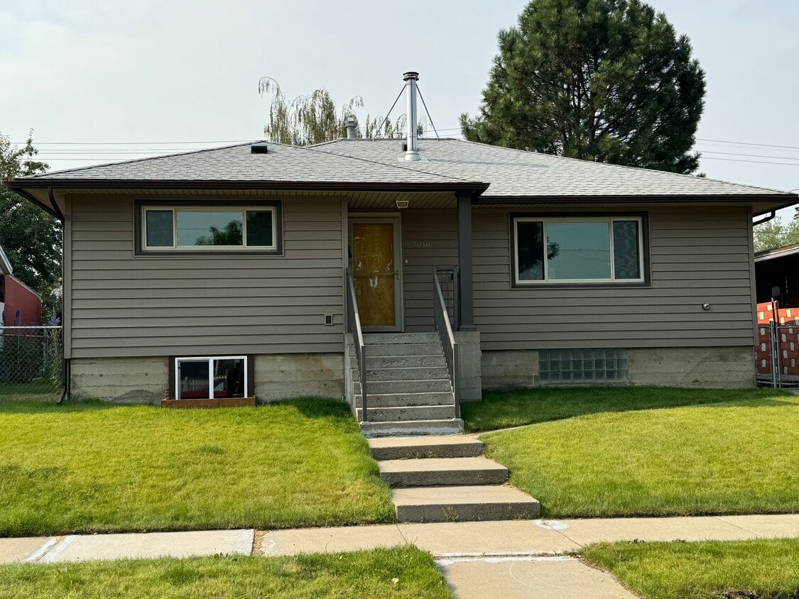 Foto principal - Updated 3 Bedroom House in a Family Friendly Neighborhood