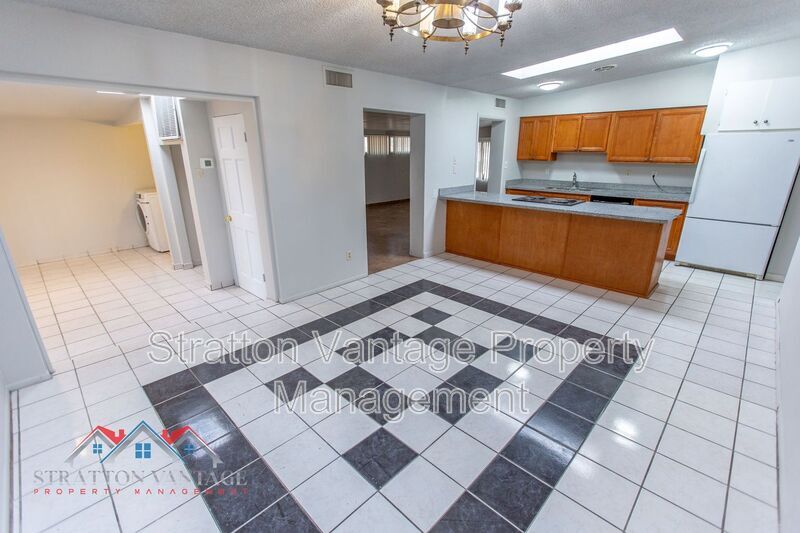 Primary Photo - 1168 E Alameda Dr