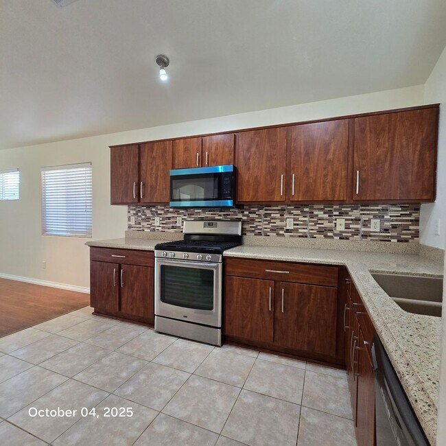 Foto del edificio - 2 BEDROOM HOUSE, SINGLE STORY