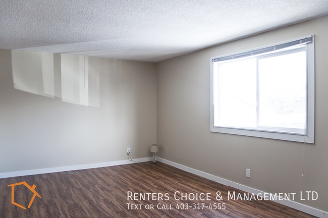 Photo du bâtiment - North Lethbridge Townhouse with Laundry, Parking, Balcony + Cats Ok
