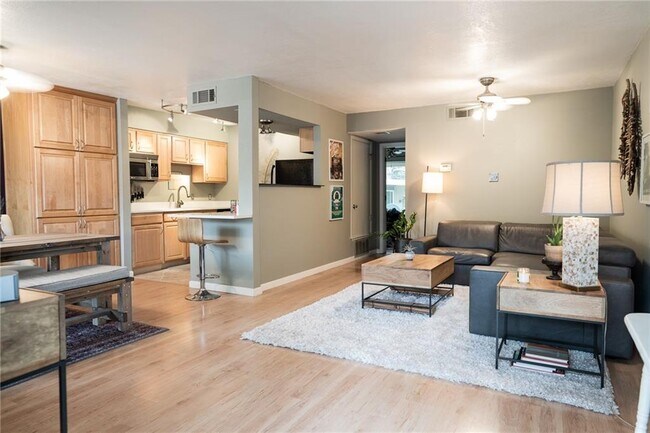 Foto del edificio - 500 E Riverside Dr