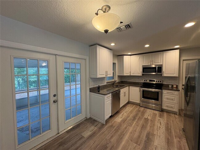 Foto del edificio - 5825 Lullaby Ln