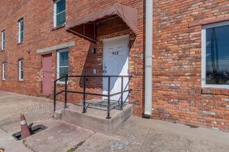 Building Photo - 913 Walker St