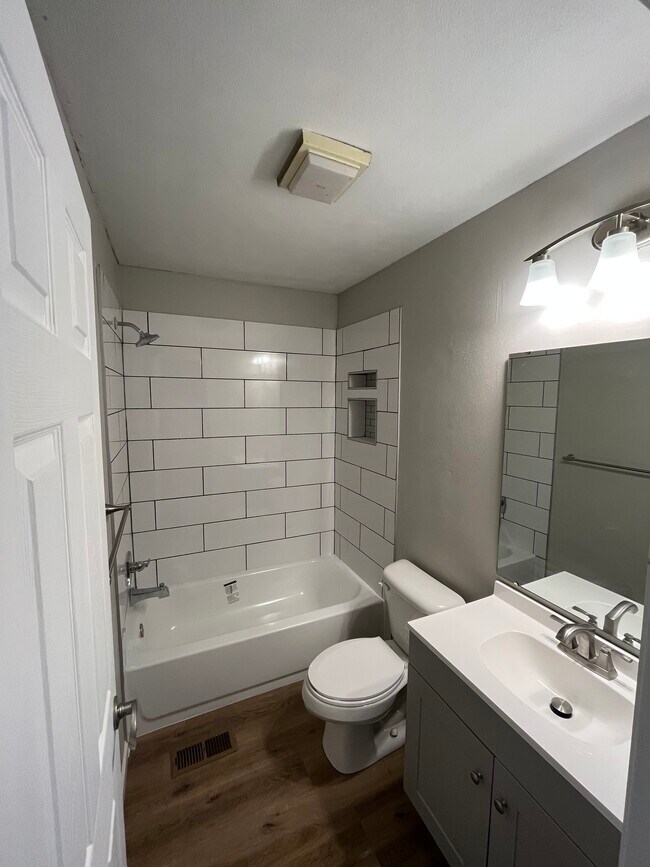 Baño completo - 880 Lester Ave