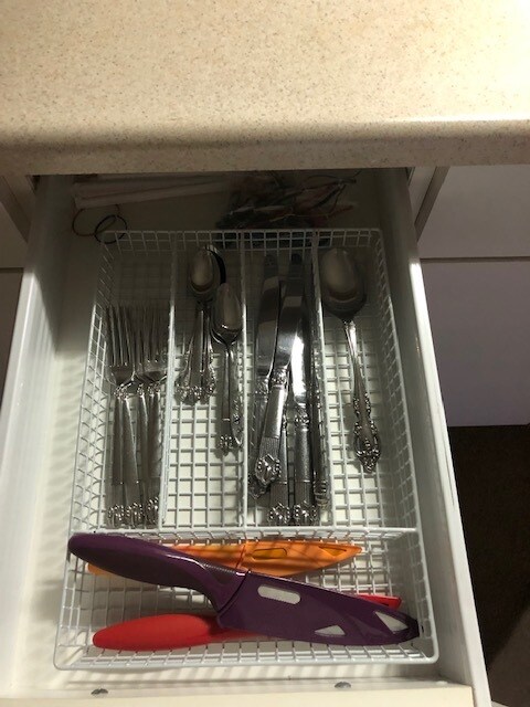 Plenty of utensils and good knives. - 7595 SW Onnaf Ct