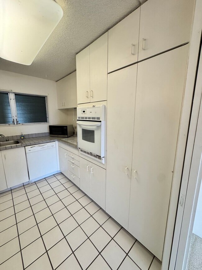 Foto del edificio - 2 bed, 2 bath, 1 parking condo in the hear...