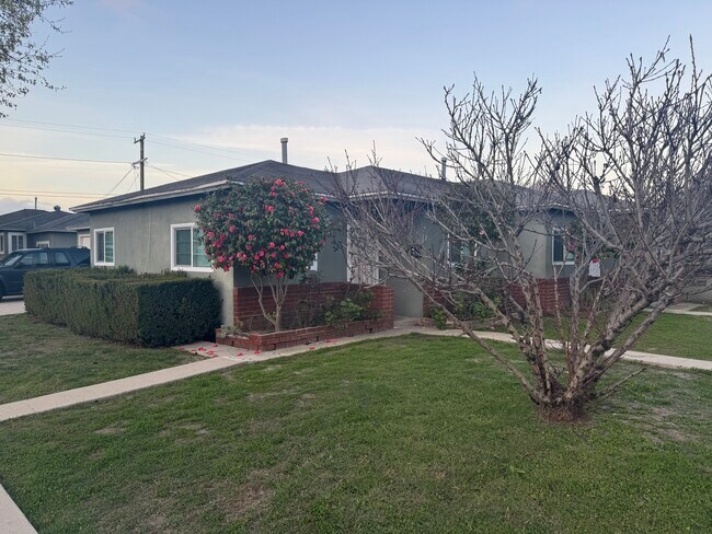 Foto del edificio - 3802 W 116th St