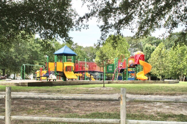 Foto del edificio - READY NOW!! 4-Bedroom Home in Lake Trant w/Attached Garage! Pet Friendly!