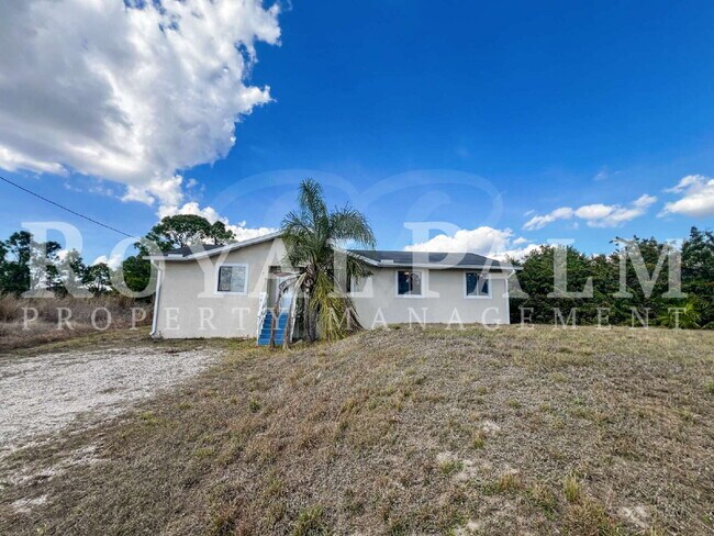Foto del edificio - 4 Bedrooms, 2 Bathrooms & a Huge Backyard — Spacious Lehigh Acres Home with Pet-Friendly Living o...