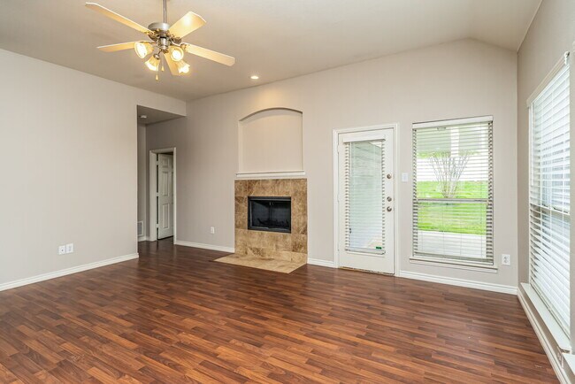Building Photo - 419 Creekview Dr