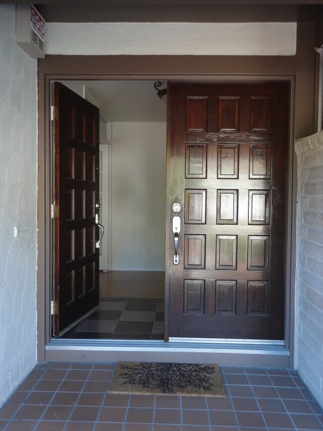 Building Photo - 3BR/3BA Dixie House!  Fabulous Kitchen!  R...