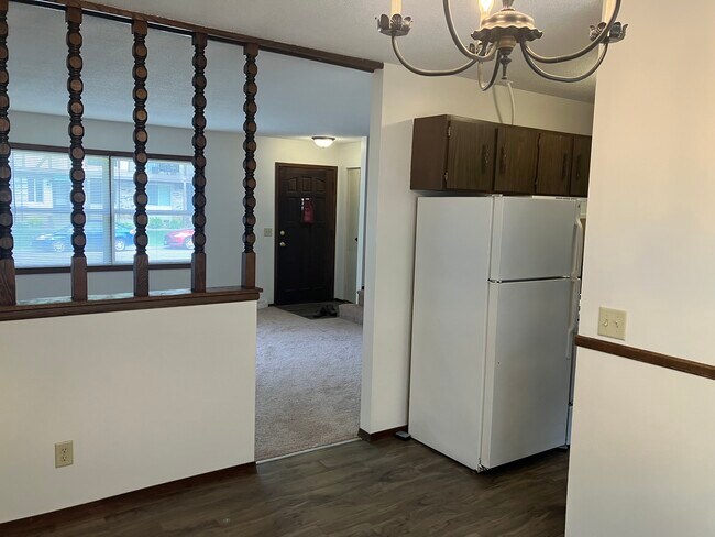 Comedor con vista a la sala de estar - 4357 45th Ave N