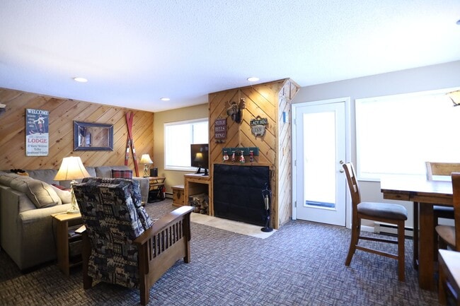 Foto del edificio - Seasonal 6 Month Lease Available!  $1,700/ mo Charming Two-Bedroom Condo in Waterville, NH!
