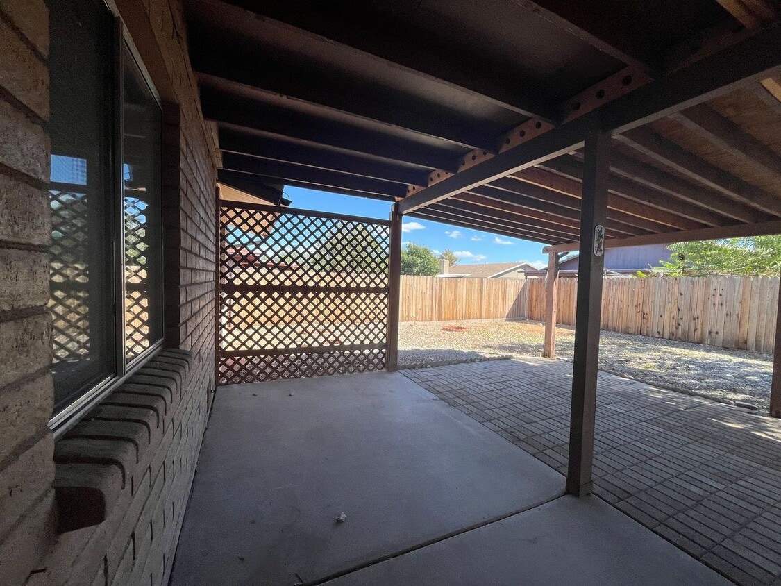 Building Photo - 3 bedroom home with large family room