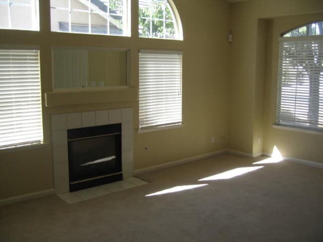 Building Photo - N.E. Fresno Newer Home, 3 car Garage, Like...