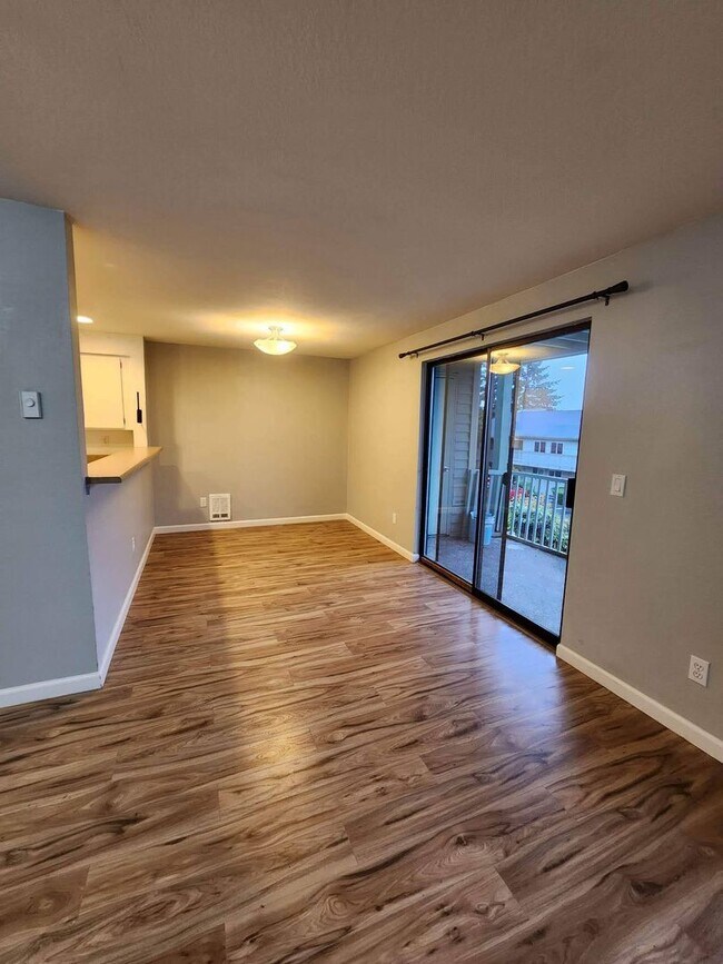 Foto del edificio - 2-bedroom condo close to freeway and ferri...