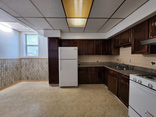 Building Photo - 1540 Thomas Ave