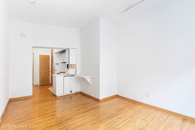 Foto del edificio - Bright, Over-Sized Upper East Studio