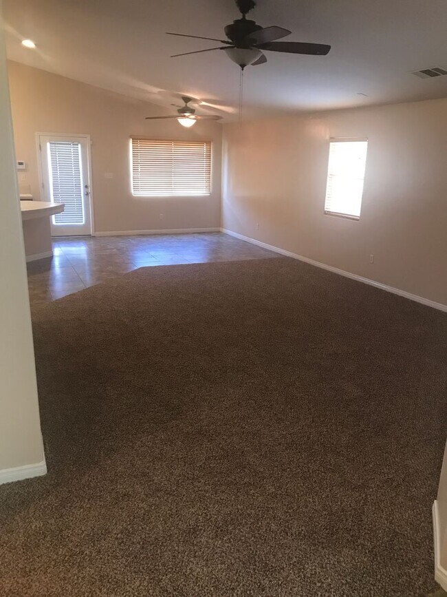 Foto del edificio - 4 bedroom, 2 bathroom home located near Stine Rd/ McKee Rd.