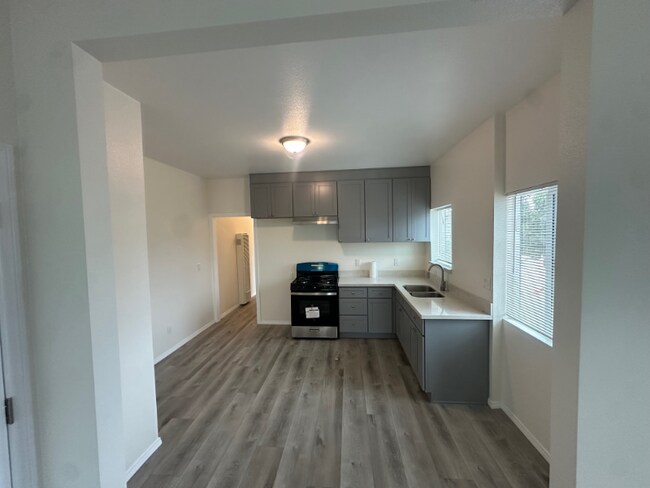 Foto del edificio - 2715 1/2 Alsace Ave