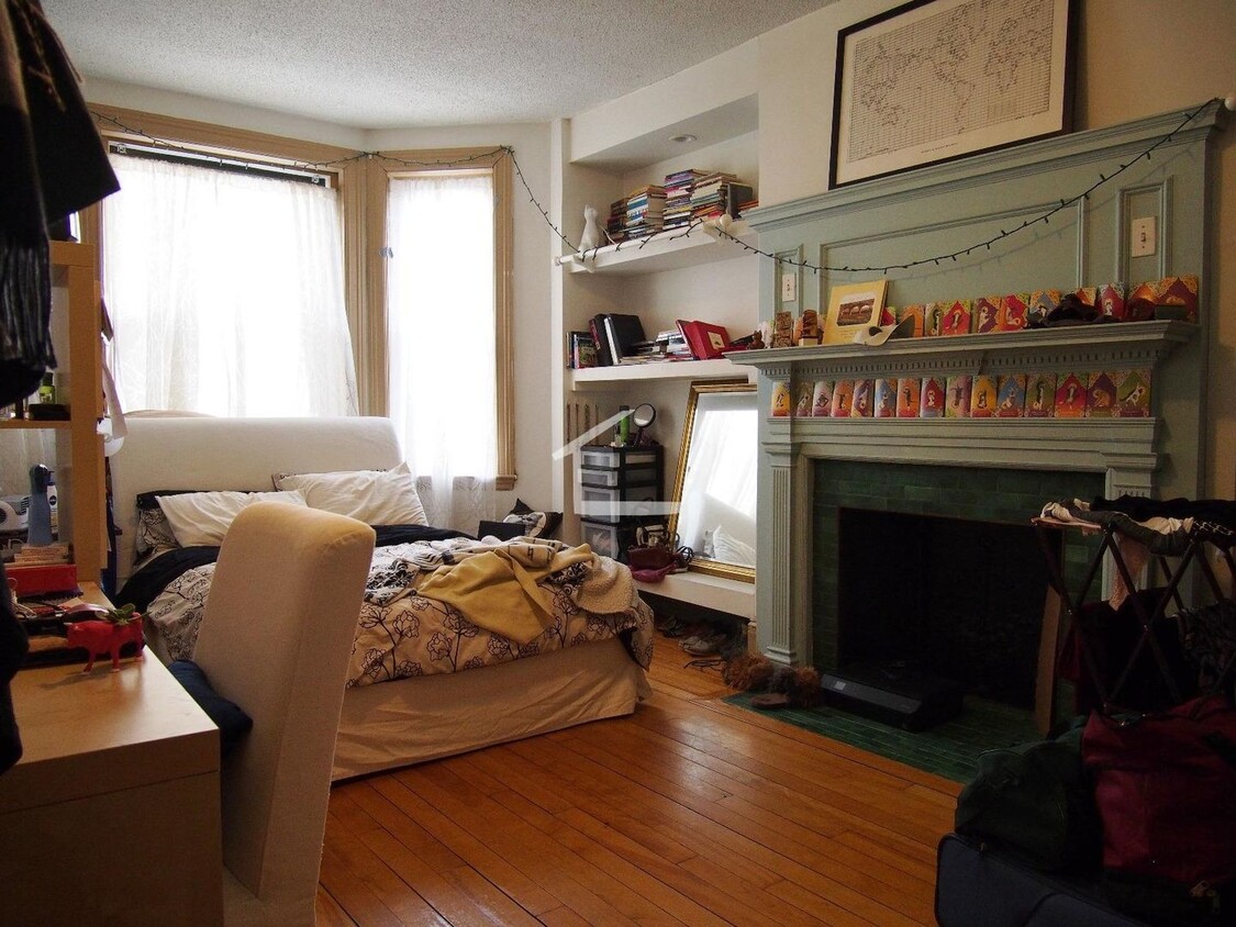 Foto principal - Great four bed, two bath, laundry in unit,...