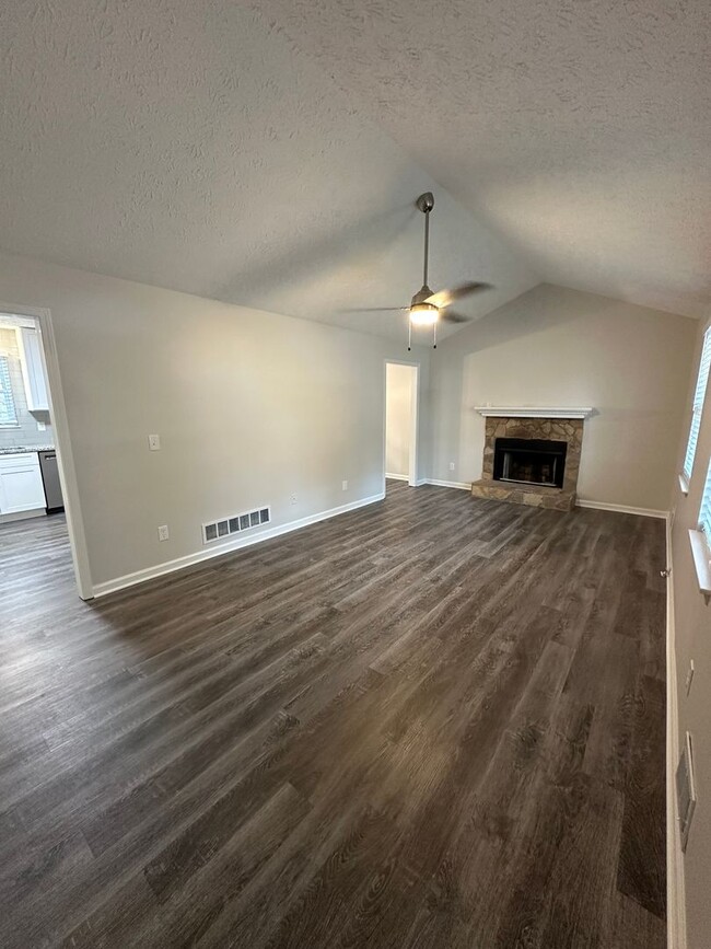 Building Photo - Beautifully renovated three bedroom, two b...