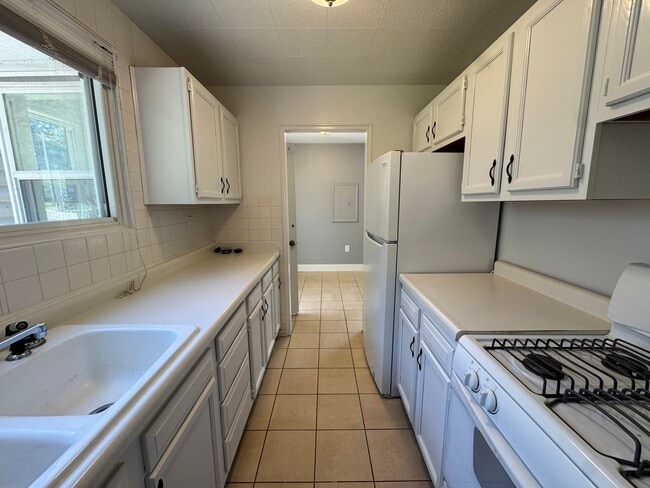 Building Photo - 3 Bedroom Molette with Ravine Views – $1300