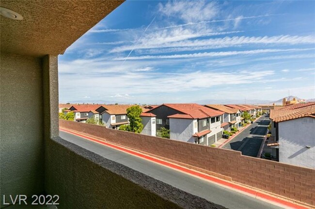 Building Photo - Henderson Townhouse w/2 car garage