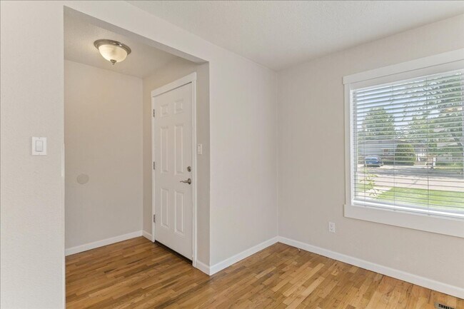 Building Photo - Remodeled 5 Bedroom Home Close to Boise St...