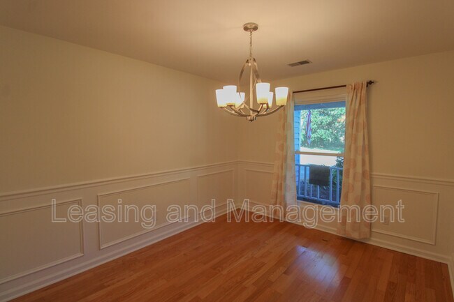 Foto del edificio - 1240 Llewellyn Rd