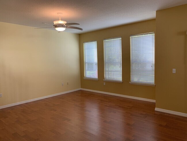 Building Photo - Spacious 3br 2.5ba Townhome in North Saint...
