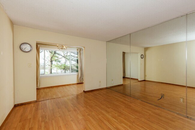 Building Photo - 2/1 Condo in Glen Iris