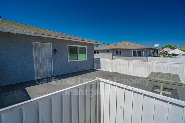 Building Photo - 28023 Robin Ave
