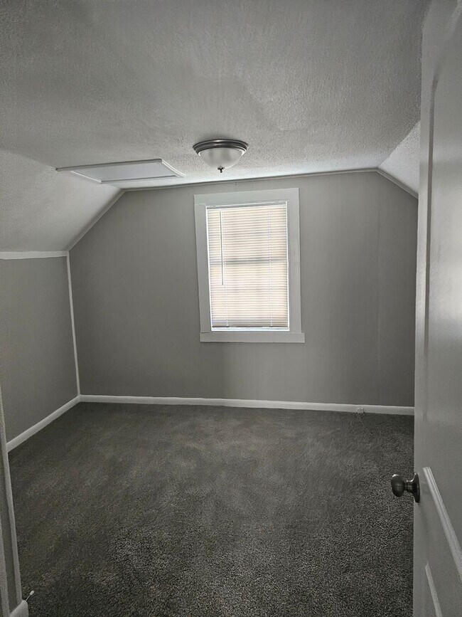 Building Photo - Big family friendly home available in Hodg...