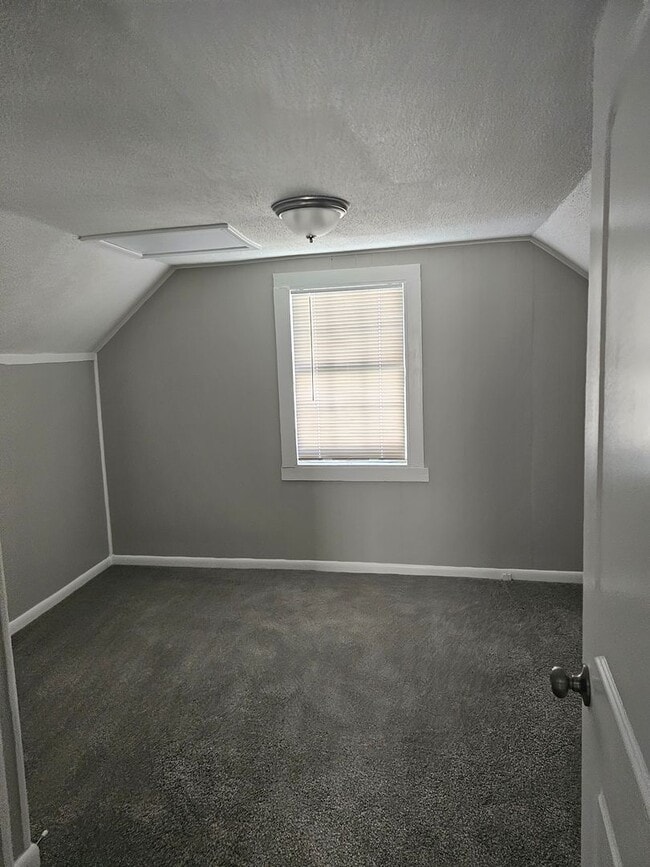 Building Photo - Big family friendly home available in Hodgenville!