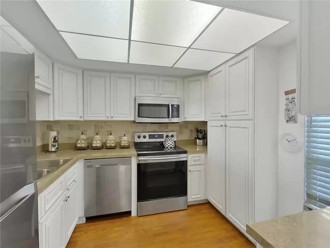 Kitchen - 2621 Cove Cay Dr