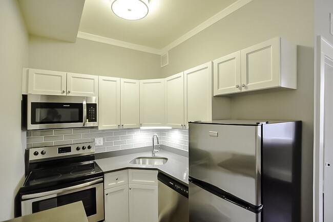 Foto del edificio - 817 W Lakeside Pl