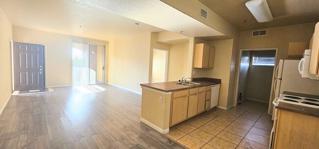 Foto del edificio - Beautiful 2 bedroom condo with garage. All...