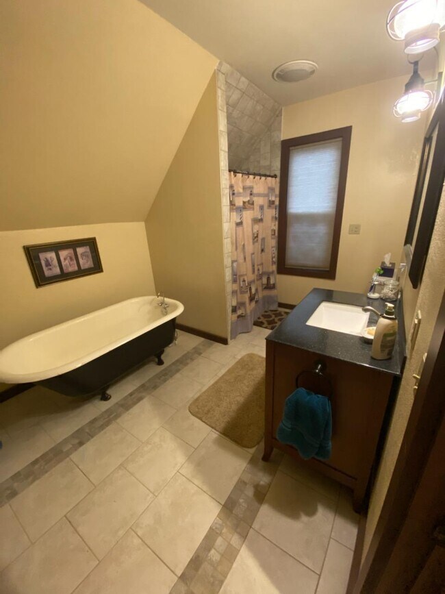 Bath, tub, double shower, washer & dryer - 600 9th Ave