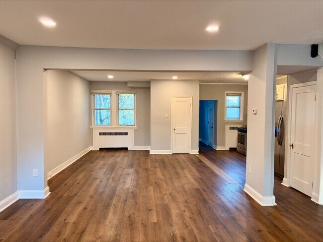 Building Photo - 3840 Dolfield Ave