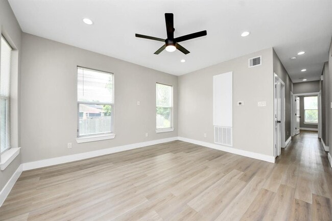 Building Photo - 819 E 40th St