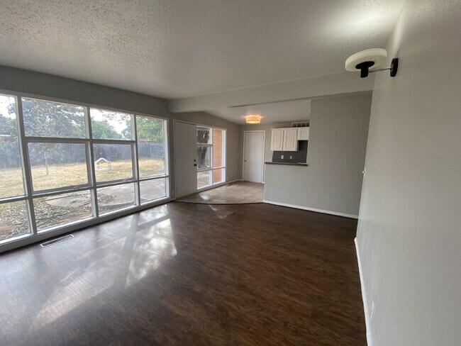 Building Photo - Updated 4 Bedroom, 1.5 Bath!