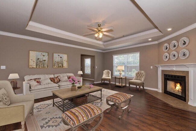 Building Photo - 903 SW Castlewood