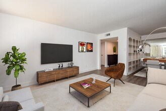 Building Photo - 357 N Post Oak Ln